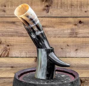 Corne à boire personnalisée en corne de buffle, style viking, blanc et noir, élégante et moderne, pour la table, idéale pour les cadeaux de fête - Product Image 1