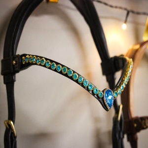 Nueva diadema para caballo de cuero negro en forma de V con cristales de vidrio turquesa redondos incrustados y centro de diamantes, diseño personalizado. - Product Image 5