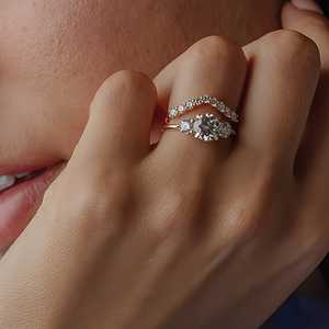 Anillo de Compromiso de Oro Sólido 14K 18K Personalizado con Tres Diamantes Cultivados en Laboratorio Certificados por IGI, Anillo de Boda con Diamante de Corte Redondo, Joyería Fina - Product Image 4