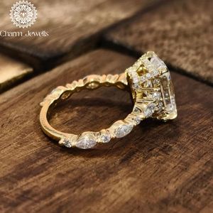 Bague de fiançailles en moissanite taille coussin plaqué or et argent Charm Jewells, sertie de griffes, certifiée IGI, style fleur classique vintage - Product Image 2