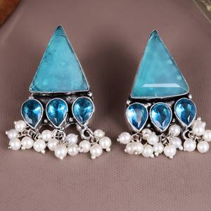 Pendientes Colgantes Triangulares Étnicos Bohemios de Latón Oxidado Plateado Vintage con Piedras de Topacio Azul y Perlas para Mujer - Product Image 2