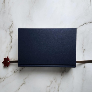 Marcapáginas de lujo de cuero con diseño de hoja de arce, duradero, diseñado para lectura elegante y uso diario, a la venta a un precio razonable. - Product Image 5