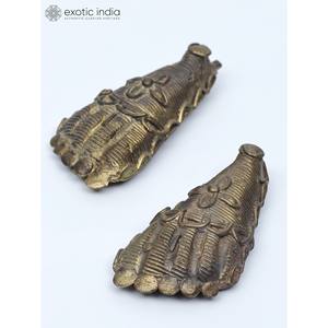 Escultura pequeña de Devi's Charan hecha a mano de 2 pulgadas en latón hecha en India - Product Image 1