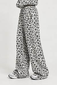 Pantalon large imprimé léopard noir et blanc pour femme – Coupe décontractée taille haute – Vêtement streetwear tendance - Product Image 3