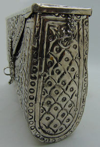 Cartera de mano de metal para mujer con grabado a mano en latón y caja plateada - Product Image 3