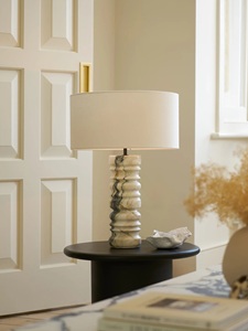 Lampe de table décorative haut de gamme, fabriquée avec une texture marbrée artistique, des proportions équilibrées et une esthétique intemporelle pour la maison. - Product Image 5