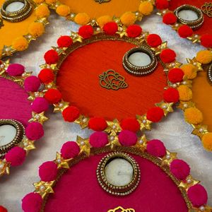 Thali de prière Ganesha Pompom avec Diya en métal, ensemble de thali décoratif religieux festif fait à la main - Product Image 4