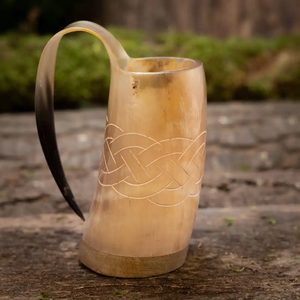 Mug en corne naturelle de luxe, écologique et fait main avec couvercle articulé pour la maison, les fêtes, les hôtels, les mariages par AUREVIA CRAFTS - Product Image 1