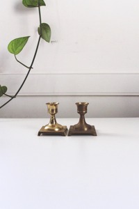 Portavelas de latón único diseñado para decoraciones llamativas de mesa, iluminación ambiental e interiores elegantes - Product Image 3