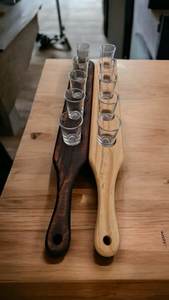 Tabla de degustación de cerveza personalizada, bandeja de madera de diseño tradicional con soportes para vasos para cervecerías y pubs - Product Image 3
