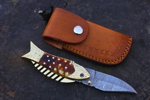 Handgemaakt industrieel damaststalen vouwmes met Razen handvat en leren schede voor outdoor kamperen - Product Image 6
