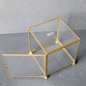 Boîte à bijoux hexagonale en verre, boîte de présentation géométrique en métal doré pour bagues et accessoires - Product Image 3