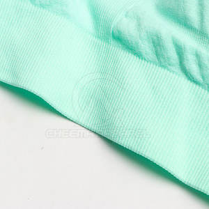 Soutien-gorge de sport respirant avec tissu extensible doux qui s'adapte à votre corps pour un confort et un maintien optimaux - Product Image 4