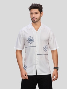 เสื้อเชิ้ตผู้ชายสีขาว แขนสั้น ผ้าวิสโคส สไตล์ลำลอง ปักลายสีน้ำเงิน ปกคอพับได้ ระบายอากาศได้ดี ป้องกันรังสียูวี แห้งเร็ว ผ้าป๊อปลิน เหมาะสำหรับฤดูหนาว - Product Image 1