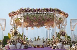 Compre un Impresionante Mandap de Boda de Tres Postes con Acabado Dorado, Arcos Metálicos de Última Generación, Conjunto de Mandap de Lujo para Bodas en Interiores - Product Image 5