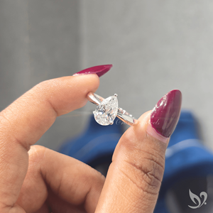 Bague de fiançailles élégante en or blanc 10 carats avec diamant solitaire en forme de poire de 2 carats cultivé en laboratoire et sertissage à tige cintrée - Product Image 5