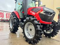 Tracteur agricole 4x4 pour entrepreneur agricole avec cabine, pneus larges et forte capacité de travail sur le terrain