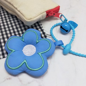 Llavero de felpa azul con flor, colgante de tela suave para llavero, adorno para bolso con cascabel, ideal para regalo y decoración de bolsos. - Product Image 6