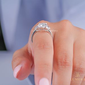 Anillo de Compromiso de Lujo con Tres Diamantes Cultivados en Laboratorio con Corte Cojín y Diamantes Laterales en Forma de Media Luna, Oro Blanco de 18K, Anillo de Boda Personalizado - Product Image 5
