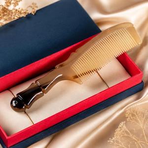 Peine Desenredante de Cuerno de Vaca Premium, Ecológico, de Forma Natural, Moderno, Hecho a Mano, con Dientes Anchos para Cabello Rizado, Grueso y Largo - Product Image 1