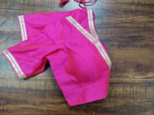 Blusa de Sari de Diseño con Cuello en V de Seda Rosa Oscuro con Borde Bordado - Product Image 3