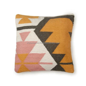 Housse de coussin décorative Housse de coussin de canapé avec fermeture éclair Housse de coussin en coton faite à la main dans différents styles d'Inde - Product Image 1