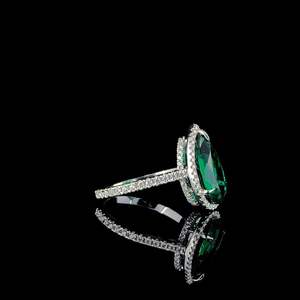 Bague en argent sterling 925 de qualité export, sertie de diamants verts, idéale pour les occasions décontractées, les soirées et comme cadeau, disponible à la vente - Product Image 3