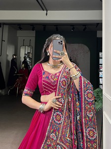 Lehenga Choli tradicional de seda Tasar con estampado Gamthi, diseño en relieve y detalles Gotta de Dhwaja Export. - Product Image 4