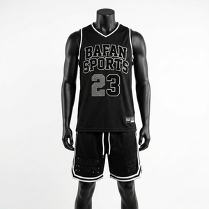 Conjunto de camiseta y pantalones cortos de baloncesto para hombre, transpirable, de malla de poliéster, diseño de paneles en blanco y negro, logotipo personalizado por sublimación para conjunto masculino. - Product Image 5