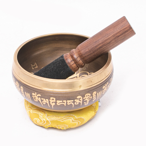 Ensemble de bol chantant tibétain sculpté en bronze religieux de 9,5 cm avec mallette et coussin |   Bain sonore de méditation en or plaqué or fait main - Product Image 1
