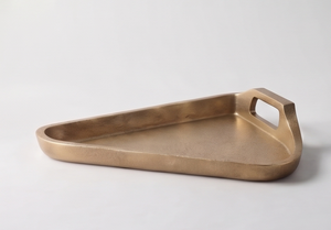 Plateau de service triangulaire en aluminium coulé doré, surface lisse avec poignée, pour présentation alimentaire, directement de l'usine - Product Image 1