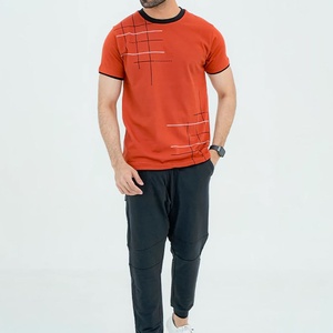 Camiseta de Manga Corta para Hombre, Color Naranja Sólido, con Ribete en Contraste, Corte Regular, Cuello Redondo, Algodón Tejido, Estilo Urbano Ecológico - Product Image 4
