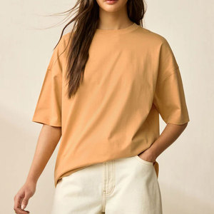 Camiseta holgada de tela ligera a bajo precio para mujer, moderna para uso diario, clásica e informal, hecha en Pakistán. - Product Image 1