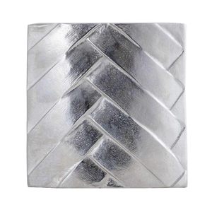 Ensemble de vases en métal au design raffiné et contemporain, motif plume, fait main, décoration de table, finition dorée, hauteur 34 cm et 28 cm - Product Image 3