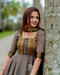 Conjunto Anarkali de Kurti, Pantalón y Dupatta de Seda Banarasi con Corte Acampanado - Estilo Moderno para Fiestas, Elegancia Lujosa para Todas las Temporadas - Product Image 4