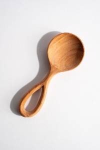 Cuillère en bois artisanale avec long manche lisse pour la cuisine quotidienne, la préparation des soupes, du riz, des salades, ustensile durable et antiadhésif - Product Image 3