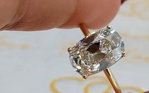 Bague de fiançailles en or jaune avec diamant de 4 carats taille coussin, style classique, bijoux en diamant de laboratoire pour femme - Product Image 6