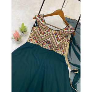 Vestido Anarkali de Diseñador con Hermosa Dupatta para Fiestas y Eventos Nocturnos - Product Image 3