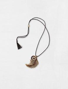 Collier pendentif en corne de buffle sculpté à la main, bijoux tribaux artistiques, protection porte-bonheur, corne naturelle faite à la main, cuir réglable - Product Image 5