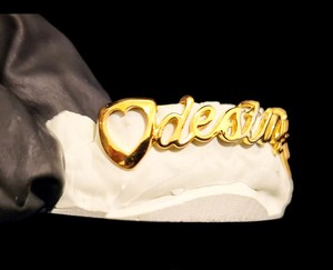 Grillz dentaire en or 24 carats en forme de cœur, personnalisé avec le nom « Destiny », style hip-hop, bijoux corporels unisexes pour usage quotidien - Product Image 1