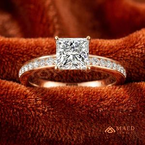 แหวนโรสโกลด์ 14K ทรงเจ้าหญิงสุดโรแมนติก |   แหวนหมั้นทรงสี่เหลี่ยมสไตล์วินเทจแบบไม่มีวงแหวนล้อม |   แหวนทองชมพูสำหรับวันครบรอบ - Product Image 1