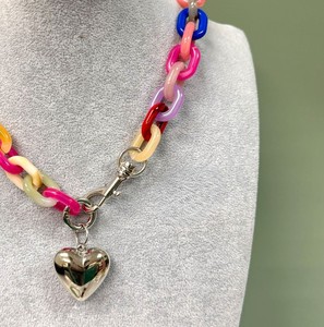 Collar de resina hecho a mano con forma personalizada y colgante único para chicas, de Universal Overseas en INDIA al precio más bajo. - Product Image 2