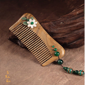 Peigne à cheveux en bois naturel orné d'un accent floral en nacre et d'un pompon de perles vertes, disponible à prix de gros. - Product Image 1