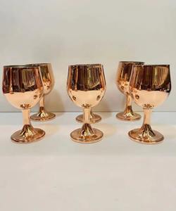 Copa de vino básica con tallo de cobre, perfecta para servir cócteles, vinos y bebidas en clubes, bares y fiestas, hecha a mano en India. - Product Image 3