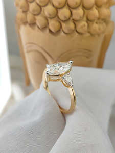 Anillo de Diamante Corte Marquesa en Oro Amarillo con Piedras Laterales, Diseño Elegante con Brillo Radiante, Perfecto para Compromisos y Regalos - Product Image 3