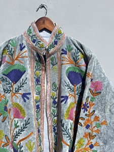Chaqueta de Terciopelo Gris de Lujo Premium para Mujer, Artesanía Única, Cálida y Acogedora, Blazer de Terciopelo Premium a Precio de Fábrica - Product Image 3