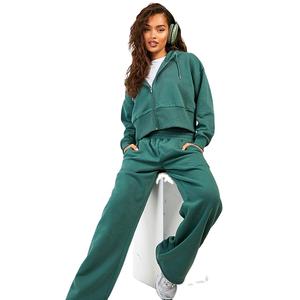 Vente directe usine – Ensemble 3 pièces personnalisé en molleton de coton uni pour l'hiver : sweat à capuche court et pantalon taille haute à deux poches – Survêtements pour femmes - Product Image 2