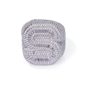 Anillo de lujo de moissanita con letras personalizables en plata S925 y oro de 14K, estilo hip-hop europeo-americano, para unisex. - Product Image 2