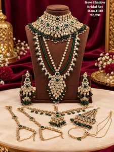 Conjunto de Joyería Nupcial India Completo al por Mayor, Chapado en Oro, con Cuentas Kundan Verdes, Gargantilla, Collar Largo en Capas y Matha Patti - Product Image 1