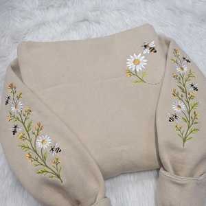 Sweat à capuche brodé Abeille et Marguerite, Sweat-shirt à manches Abeille, Pull Fleurs Sauvages Botaniques, Cadeau Cottagecore pour Amoureux de la Nature, Citation - Product Image 5